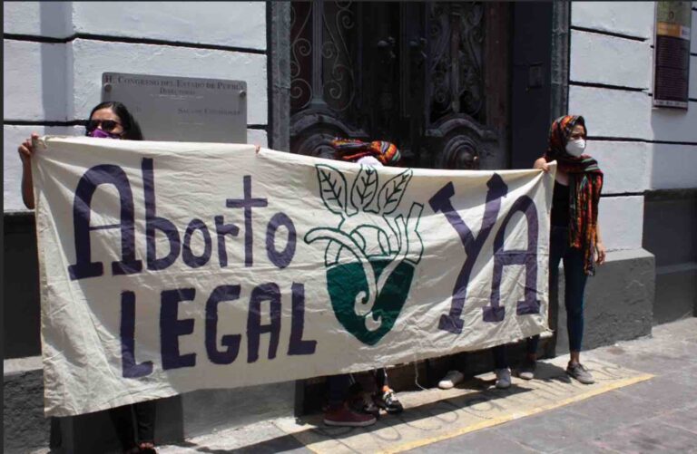 Exigen legislar sobre resoluciones del Parlamento Abierto sobre Aborto en Puebla