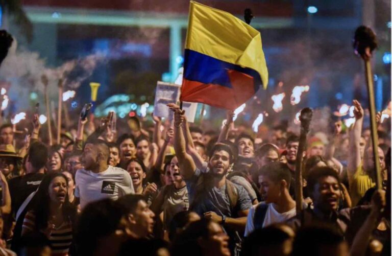 Miles de colombianos salen a manifestarse en contra de la reforma tributaria
