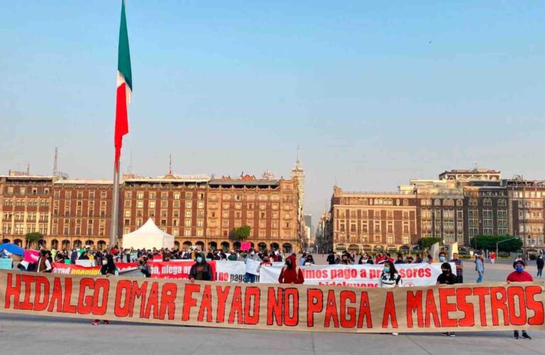 En Palacio Nacional, maestros acusan a Omar Fayad de retener sus salarios