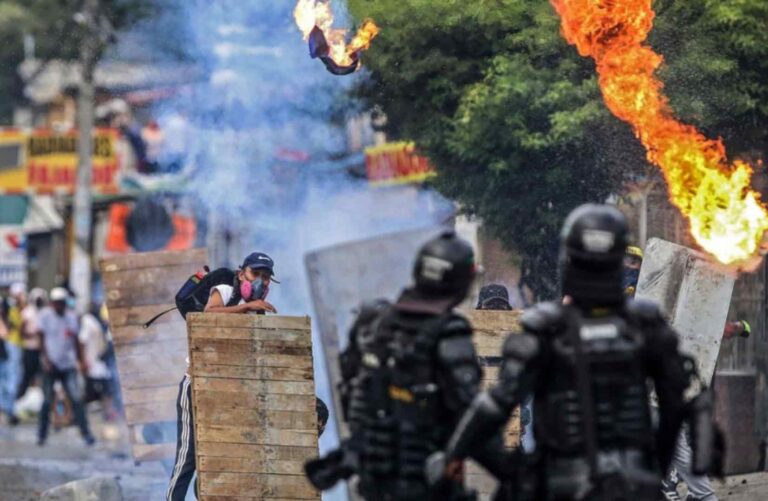 Denuncian 1.181 casos de abuso policial y 26 víctimas mortales durante las protestas en Colombia