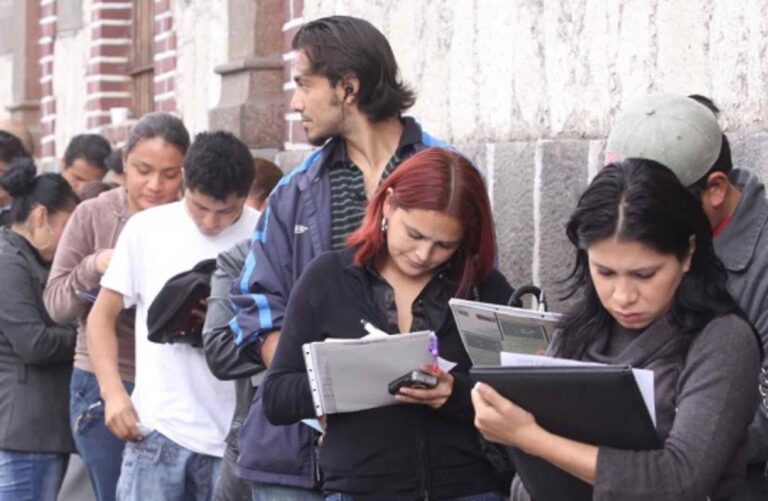 ¡Hasta 10 horas diarias invierten jóvenes poblanos al trabajo!