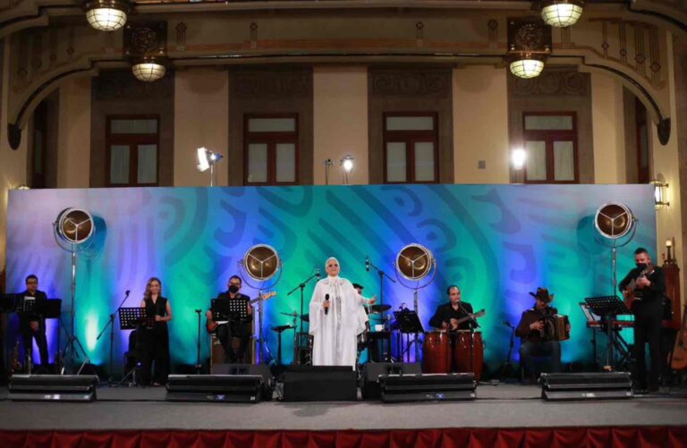 Imagen Pública: El Festival del Día de las Madres en la mañanera de AMLO