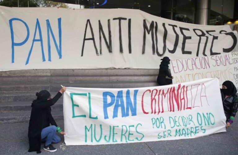 Inicia Lalo Rivera campaña con protesta de feministas; el PAN es antimujeres: colectiva