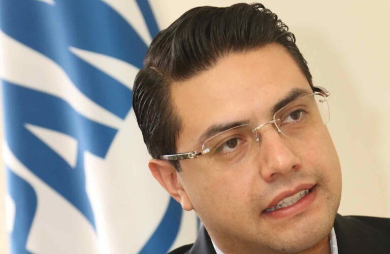 Compra Giles bots para «ganar» encuesta