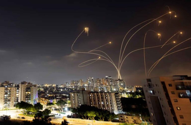 Hamas lanza ataque de cohetes a Jerusalén, palestinos reportan al menos 20 muertos en Gaza