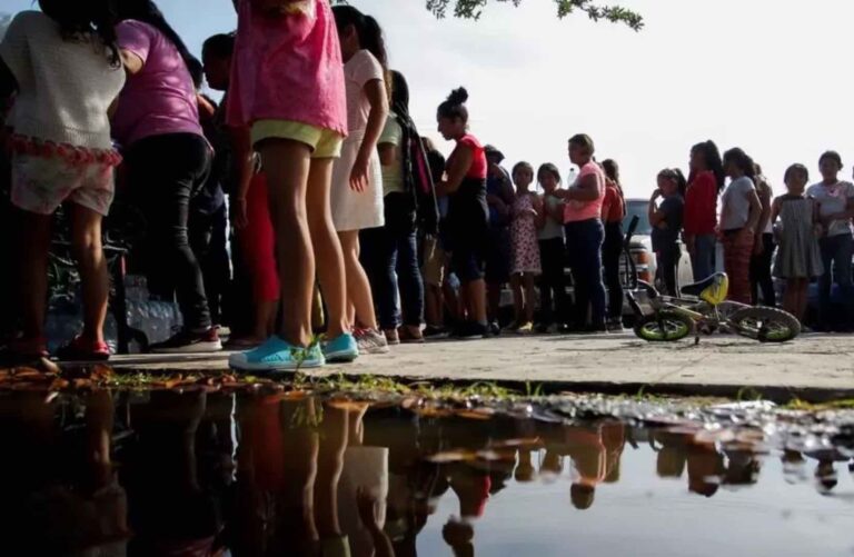 Encuentran a 600 migrantes dentro de cajas en Veracruz
