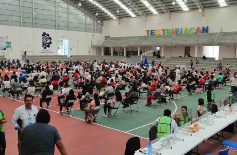 Desorden y caos en proceso de vacunación de maestros de Tehuacán