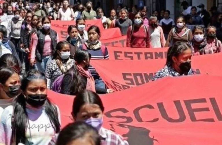 Marchan normalistas de Teteles por muerte de estudiantes