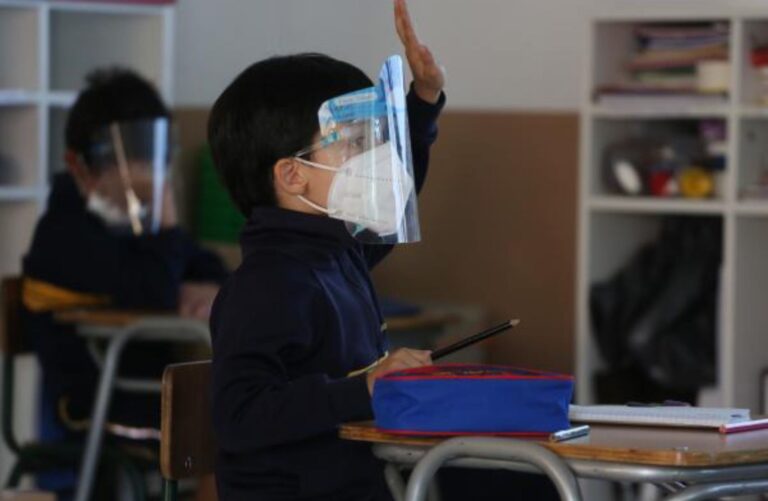Regresan a clases presenciales más de un millón de alumnos tras contingencia volcánica