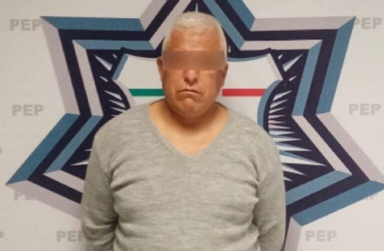 Por presunto abuso sexual, detienen a poblano que se encerró con menor en un baño.