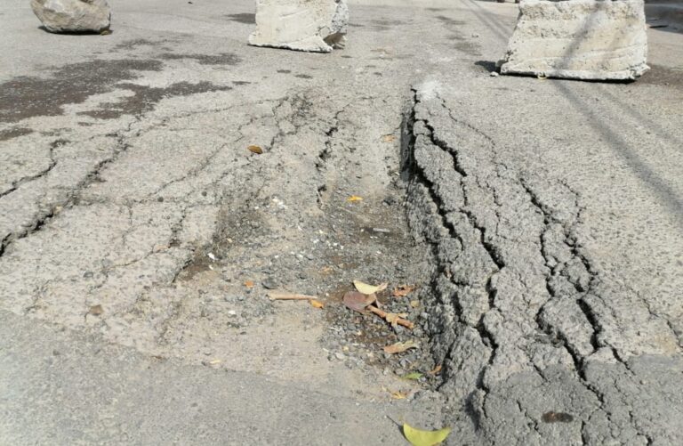 Denuncian vecinos obra de mala calidad