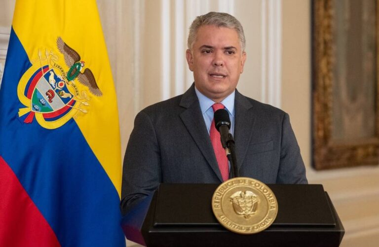 Rechaza Presidente de Colombia retirar reforma tributaria