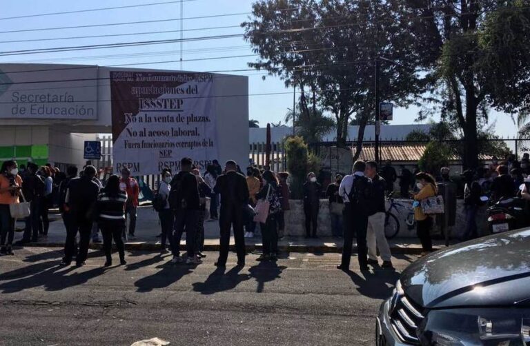 Maestros se manifiestan y piden a SEP investigar venta de plazas