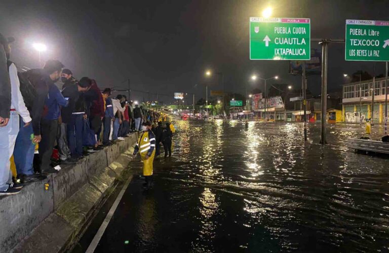 ¡Lluvias inundan autopista México-Puebla!
