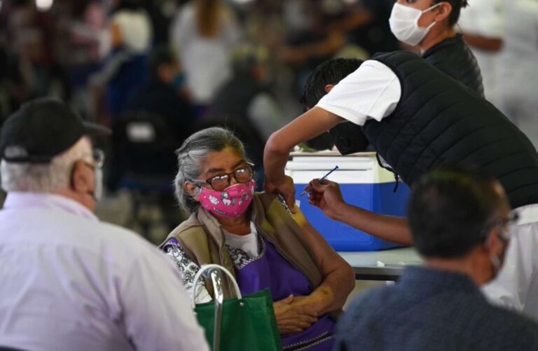 ¡Habrá vacuna de refuerzo para abuelitos!