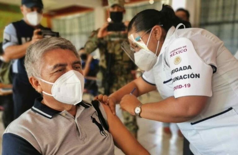 Hoy inicia registro para vacunación a docentes en Puebla
