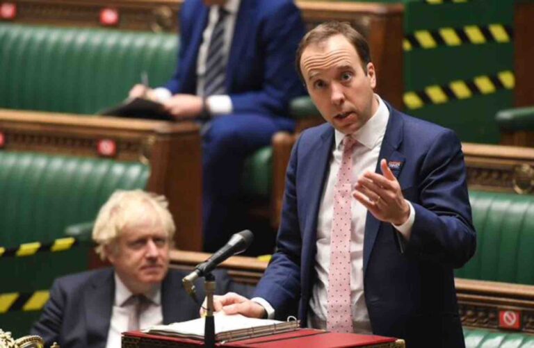 Dimite el secretario británico de Salud tras reconocer haber violado las normas de la pandemia