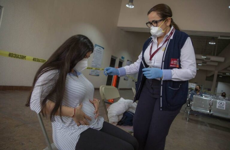 Sigue vacunación a embarazadas poblanas