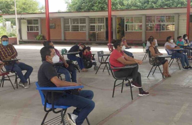 Exigen padres de familia que estudiantes sean vacunados ante regreso a clases