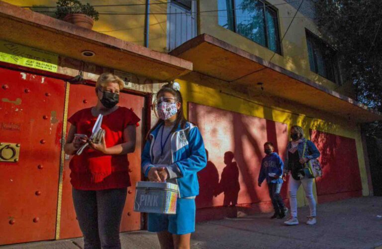 Clases presenciales ponen en riesgo alumnos y familiares, advierten