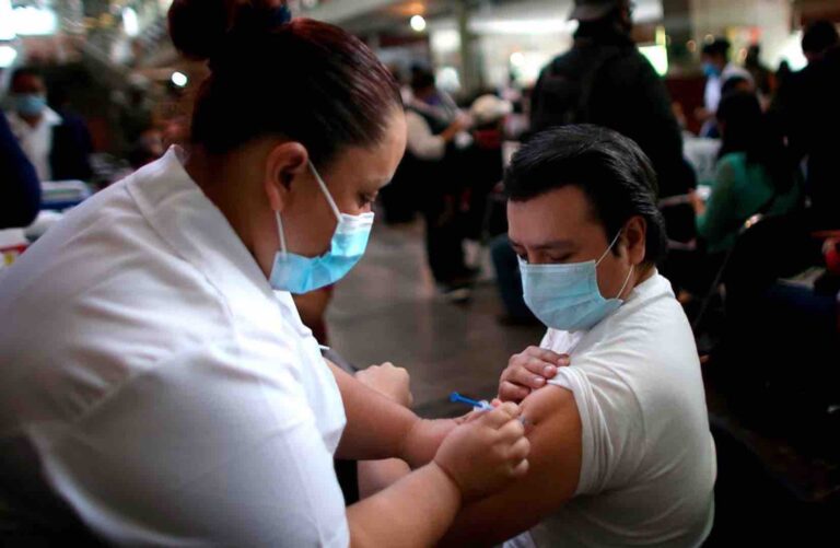 Solo 1 de cada 6 poblanos cuenta con esquema completo de vacunación