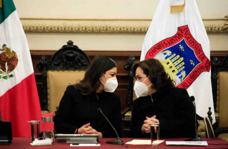 Deja Liza Aceves a Clau Rivera; se va al Conacyt
