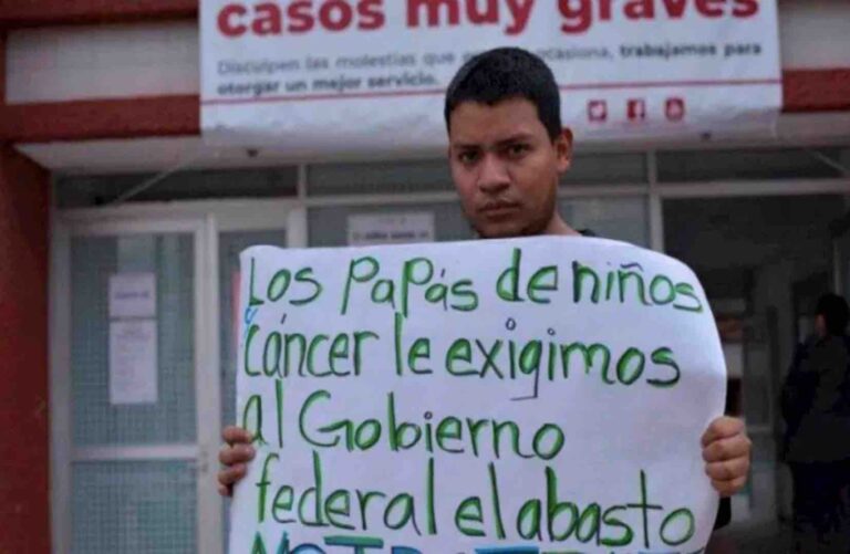 Denuncian padres de niños con cáncer que AMLO incumple en abastecer medicamentos