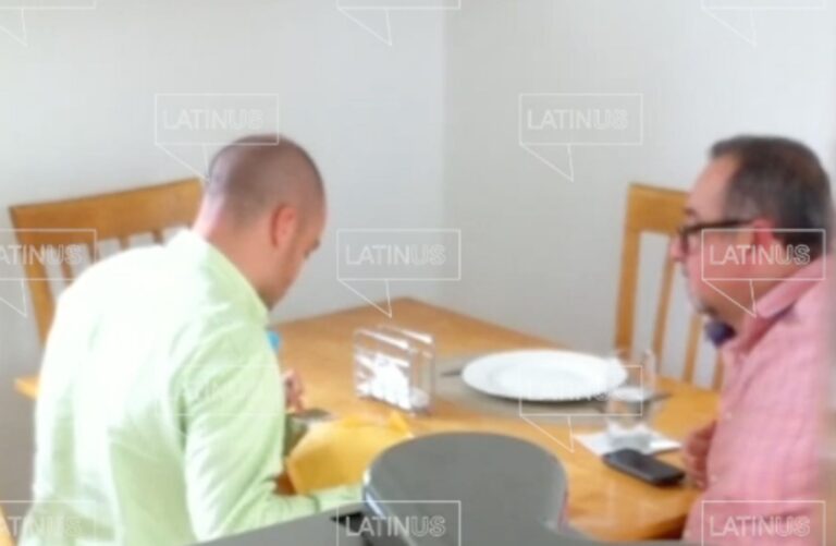 ¡Otra vez! Exhiben a otro hermano de AMLO recibiendo dinero en campaña