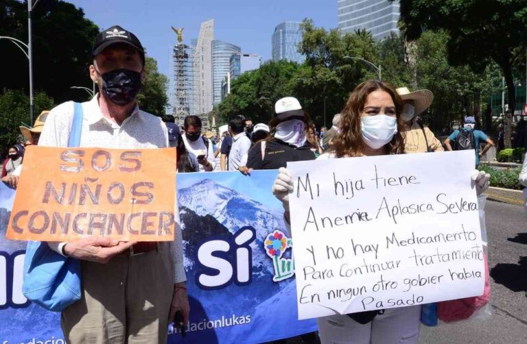 Familiares de pacientes con cáncer marchan en CMDX por desabasto de medicamentos