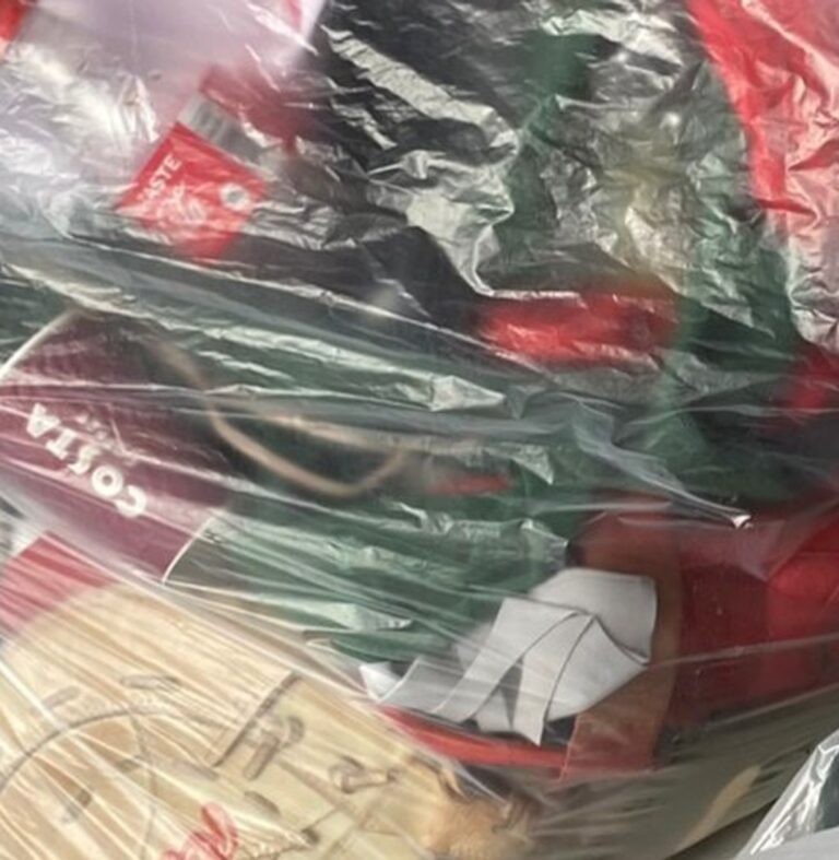 Equipo olímpico de softbol tira uniformes a la basura; preparan sanción