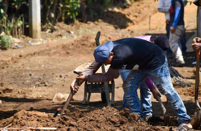 Con pavimentación, Ayuntamiento de Huitzilan da empleo temporal