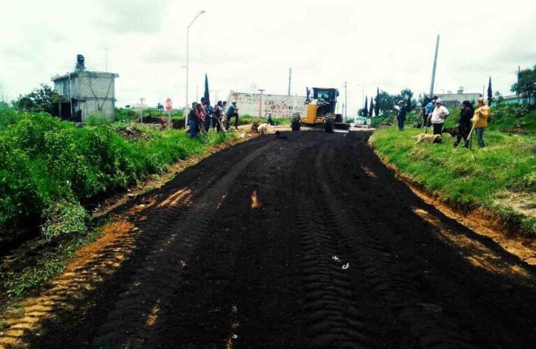 Logran vecinos rastreo y material para sus calles