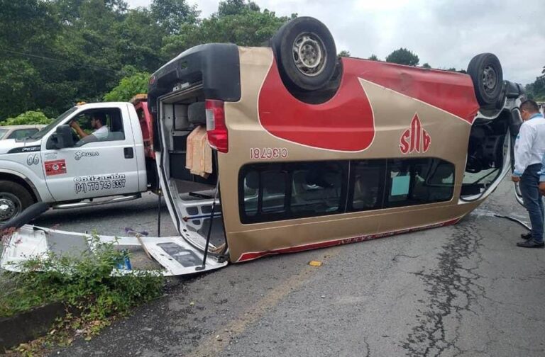 Vuelca unidad de transporte público en Huauchinango