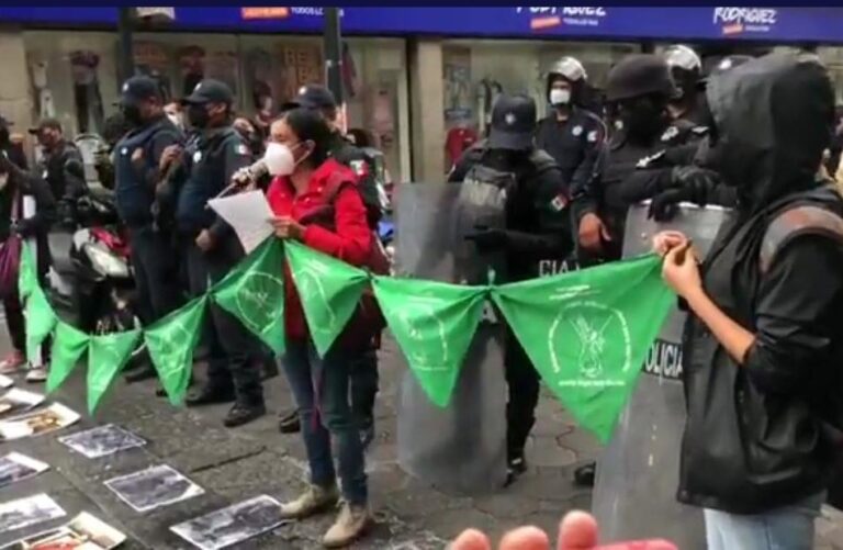 Feministas se manifiestan ante desdén del Congreso