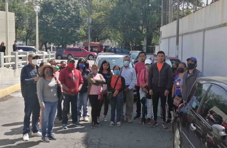 Exigen vecinos servicios de energía eléctrica