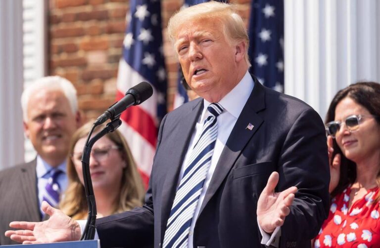 Demanda Trump a Facebook, Twitter, y Google