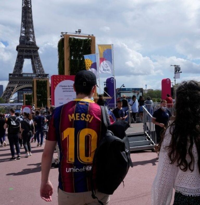 Messi ya está en París para firmar con PSG tras dejar Barcelona
