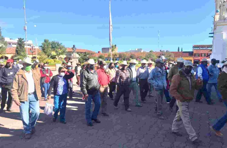 Se manifiestan en Chignahuapan; exigen avance de obras inconclusas