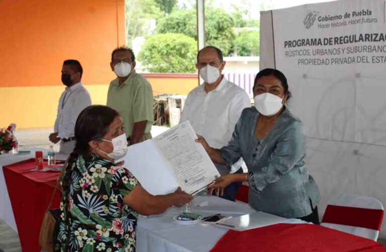 Entregan títulos de propiedad a tecomatecos