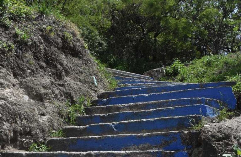 Planean arreglar escaleras del cerro de San Miguel