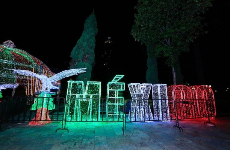 Puebla se ilumina con mil 700 adornos para el conmemorar las fiestas patrias.
