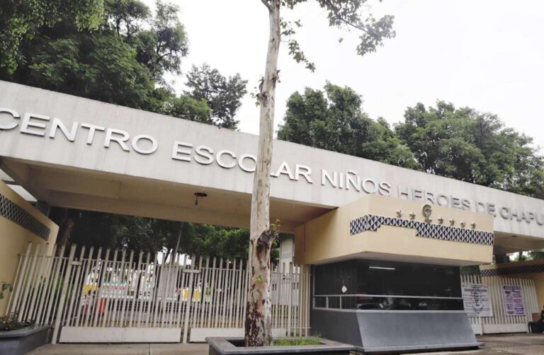 Detecta SEP contagio Covid en preparatoria; Barbosa lo niega