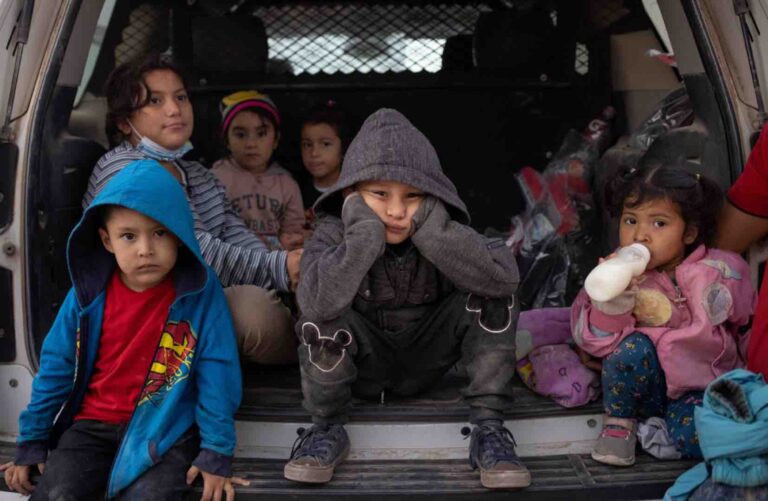 Rescatan a 20 infantes migrantes