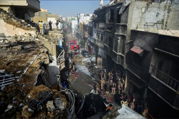 Muere periodista tras explosión de bomba en Pakistán