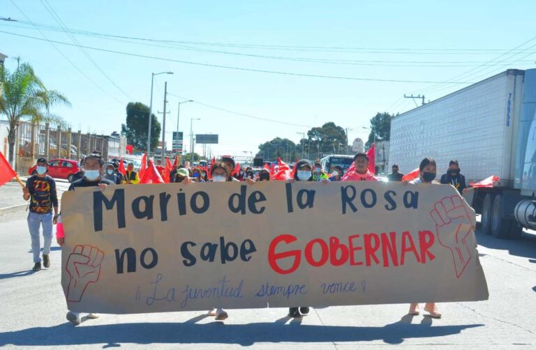Medio millar de estudiantes marchan en Amozoc por bachillerato
