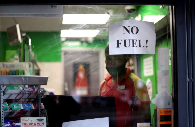 Por crisis de suministros, británicos sin productos básicos