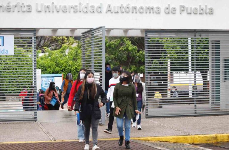 Estudiantes BUAP tomarán una semana de clases presenciales y dos en línea