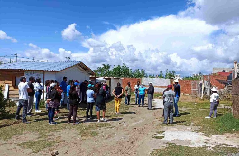 Buscan vecinos lograr electrificación en Romero Vargas.