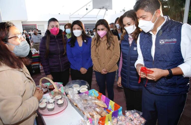 Eduardo Rivera Pérez impulsa el emprendimiento de las mujeres con centros de desarrollo