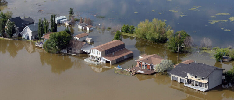 Suman cuatro muertos por inundaciones en Canadá